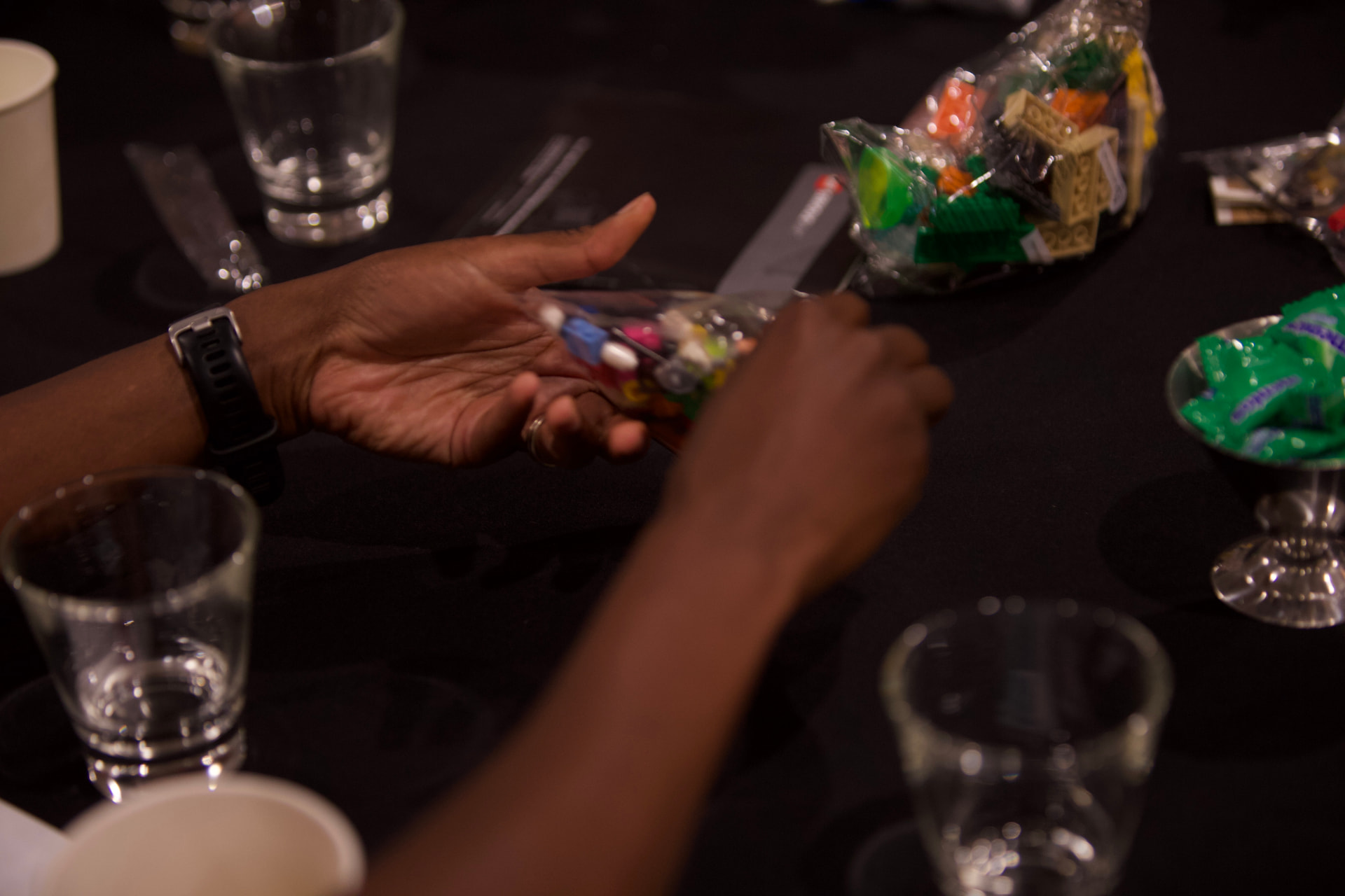 A relaxed evening around the dinner table at a retreat